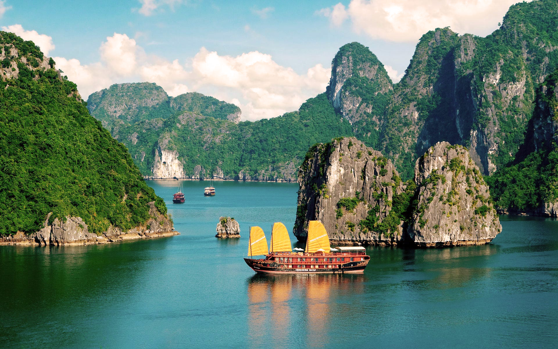 Luxury cruise on Halong Bay with Indochina Sails