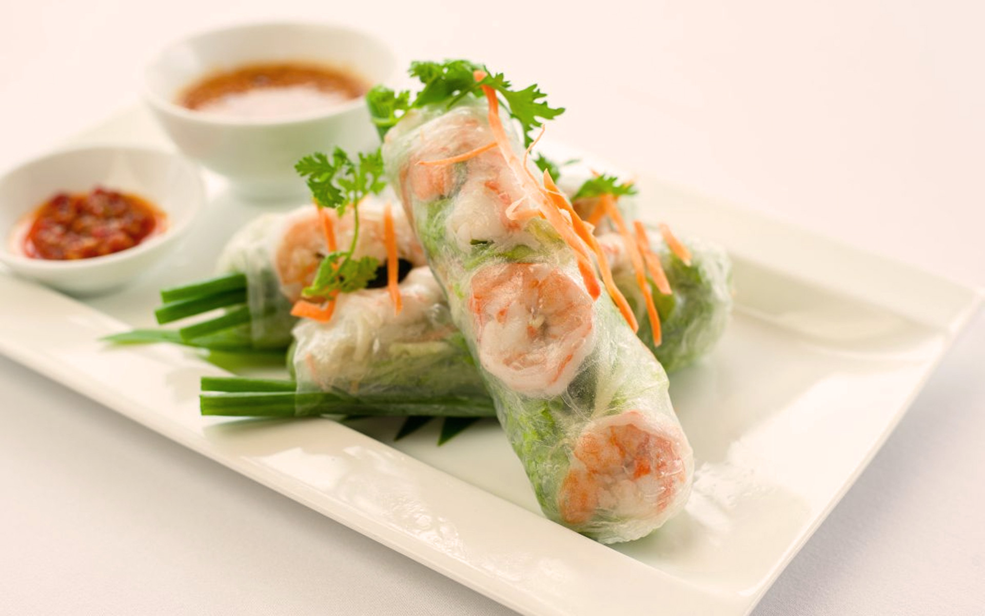 Gỏi Cuốn, fresh Vietnamese spring rolls with shrimp, pork, and rice paper
